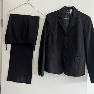 Nine West Women’s Suit, Black, Size 10